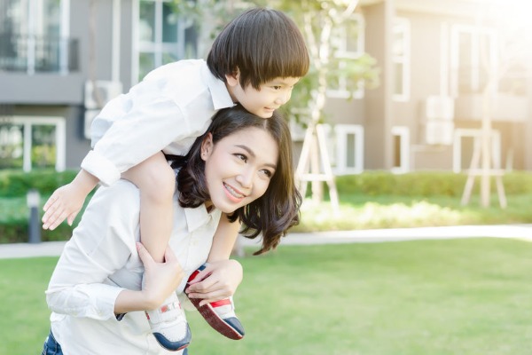 mom-giving-child-piggyback-ride-outside